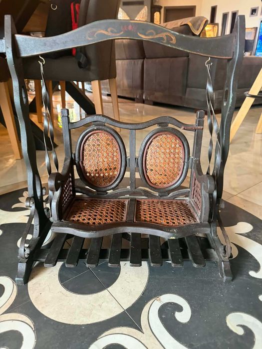 Здравейте. Предлагам старинна, дървена, двойна ретро люлка за кукли