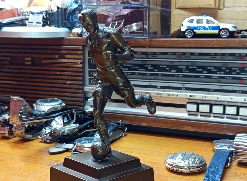 Statuie fotbalist veche din bronz masiv