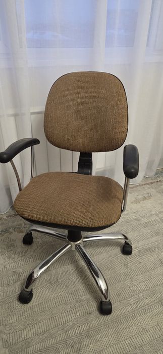 Стол письменный с тумбой, полкой и стулом.