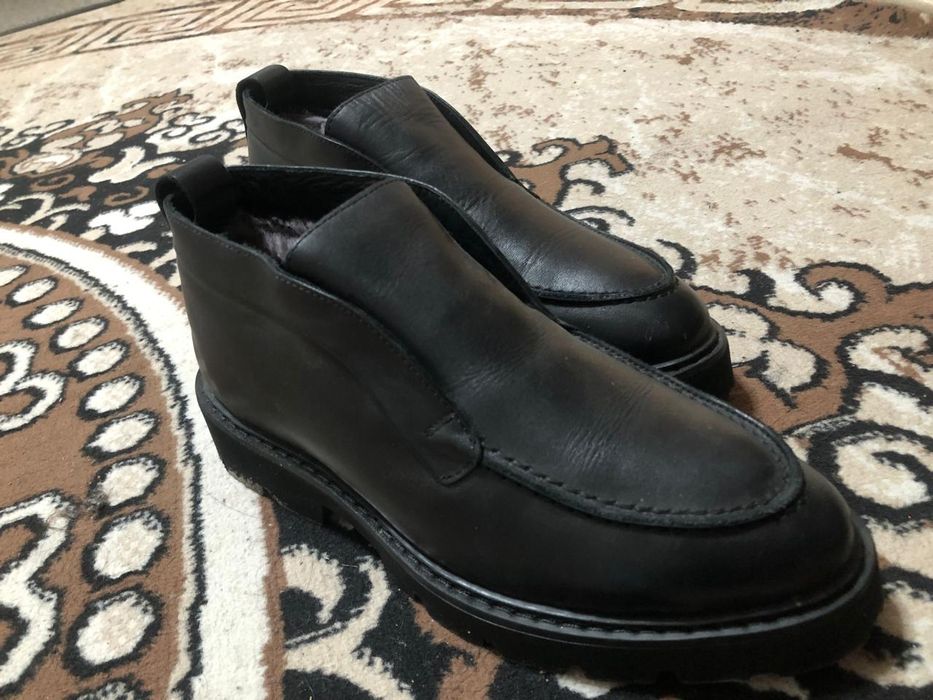 Арзан бағада киімдер сатылады.