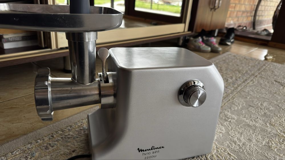 Продается мясорубка Moulinex hv10