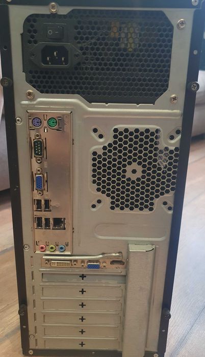 Настолен компютър с мишка,клавиатура и монитор