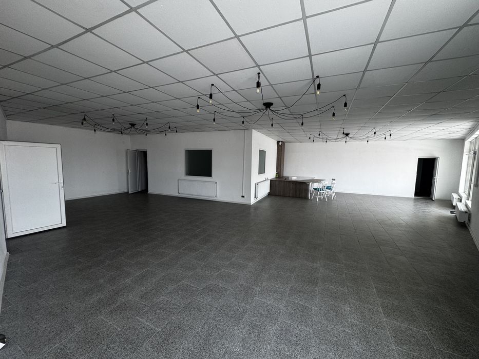 DE ÎNCHIRIAT,  spatiu comercial 200 mp . Str. Cocorilor Arad.