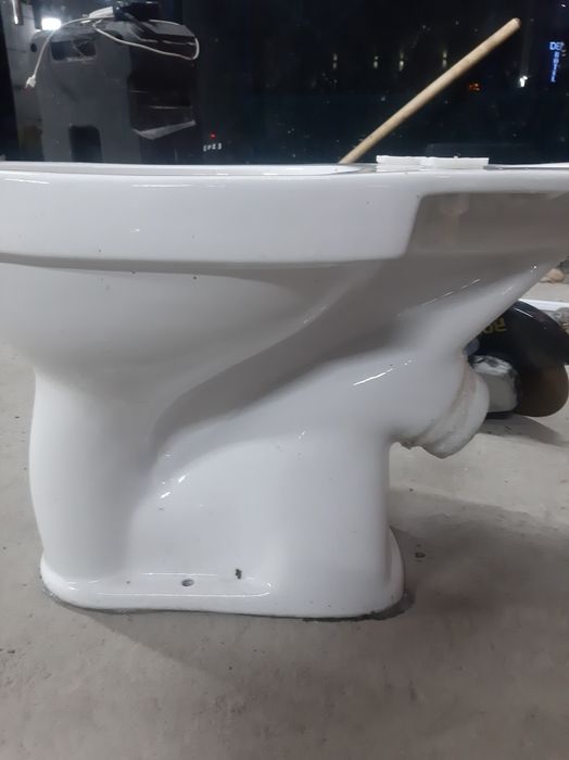 Yangi unitaz suv bachoksiz