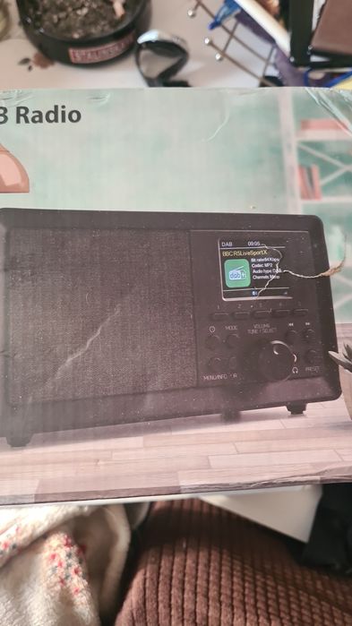 Radio retro nou, cu telecomandă.