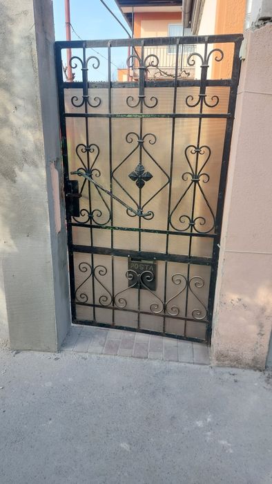 Vând plasa/ metal gard+ poartă
