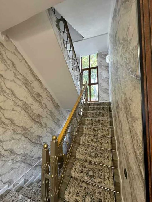 Карнок кучаси 3,2 соток 8 хона евро ховли сотилади.