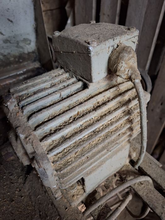 Mașină de tocat mere  cu cos de inox și motor trifazic.