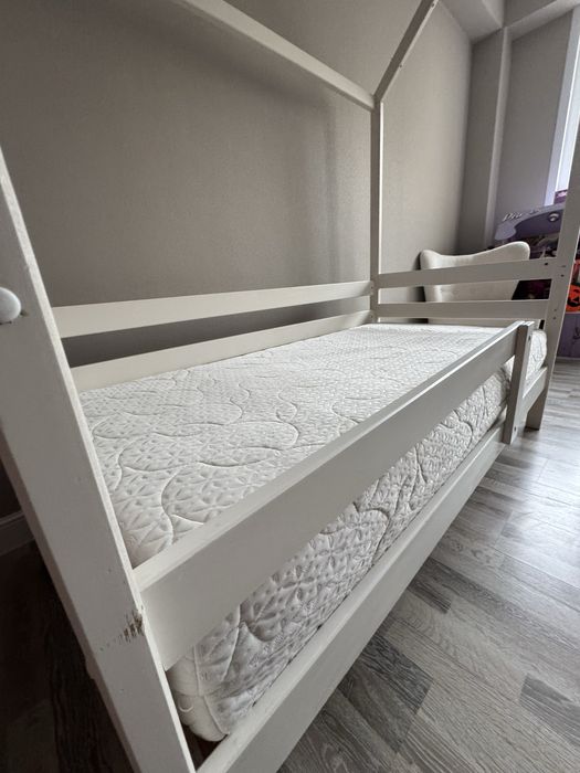 Продам.  Детскую кровать домик