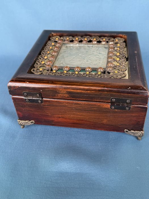 Стара дървена кутия за бижута