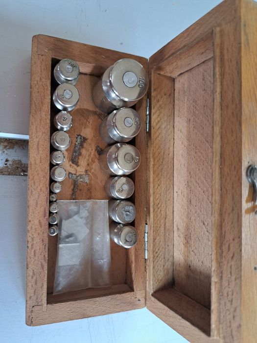 Продам маленькие весы вместе с гирьками