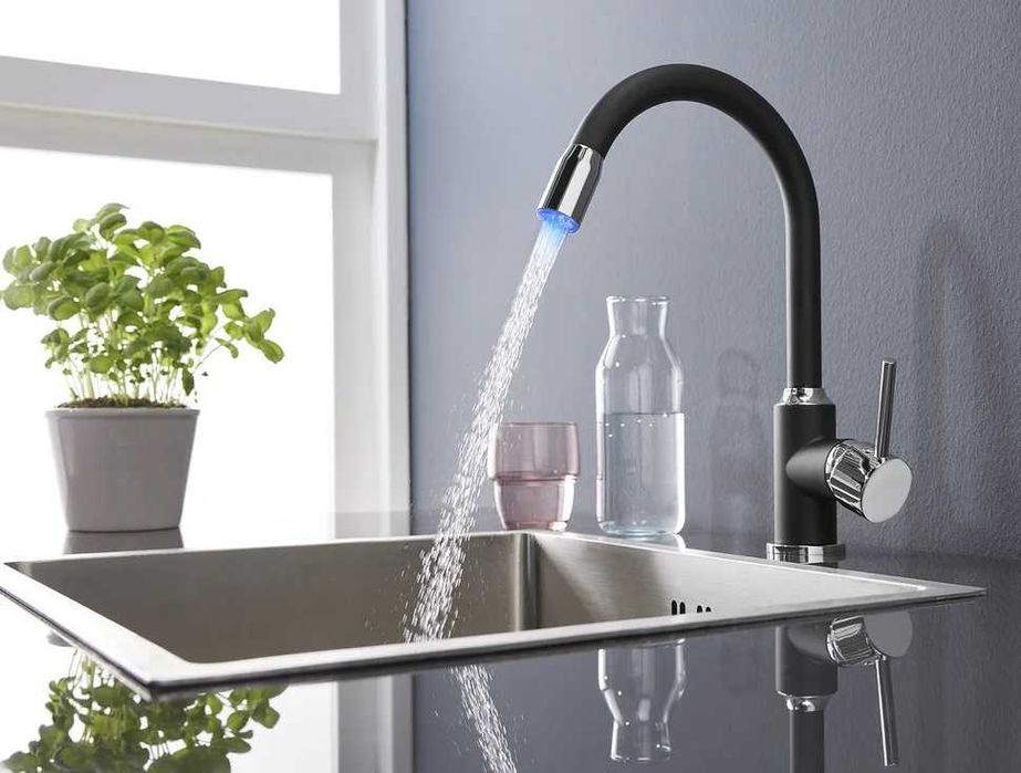 LED смесител за кухненска мивка въртящ се на 360 Хром Черен