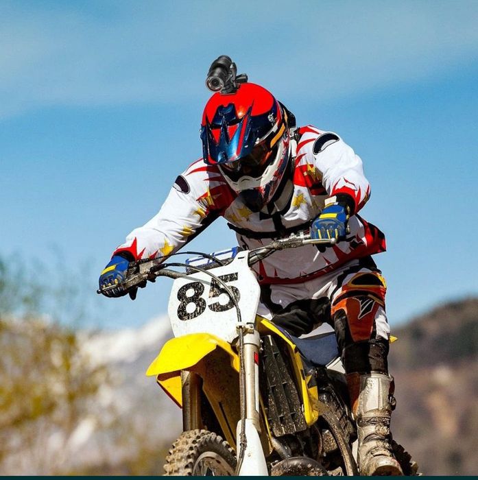 Camera video sport, cu suport de prindere