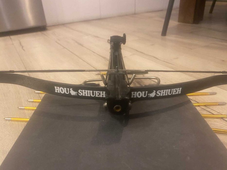 Продавам арбалет със стрели