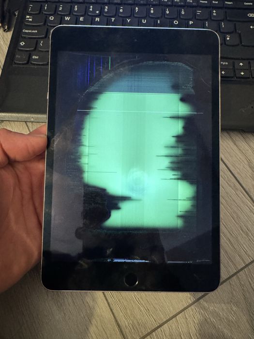 Ipad mini 4 A1538( fara cont )  de 128gb cu ecran spart