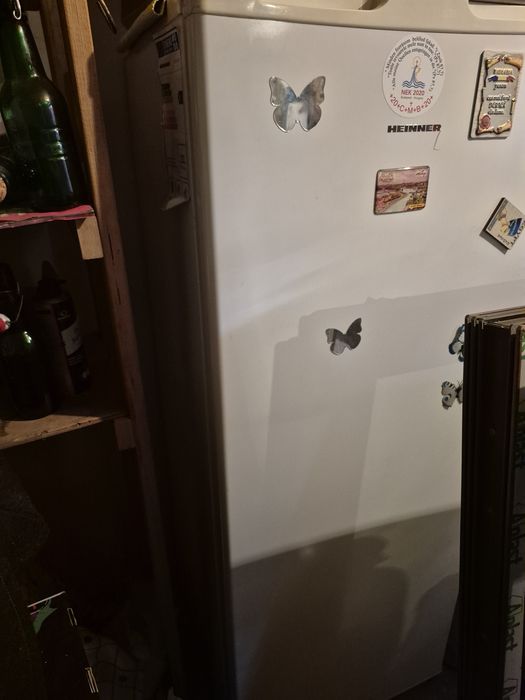 Congelator, cu sertare şi un frigider.