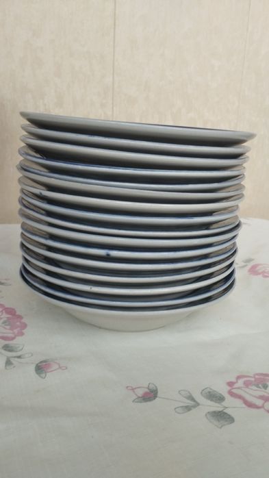 Продаются тарелки синие - 16 шт, красные - 4 шт в отличном состоянии