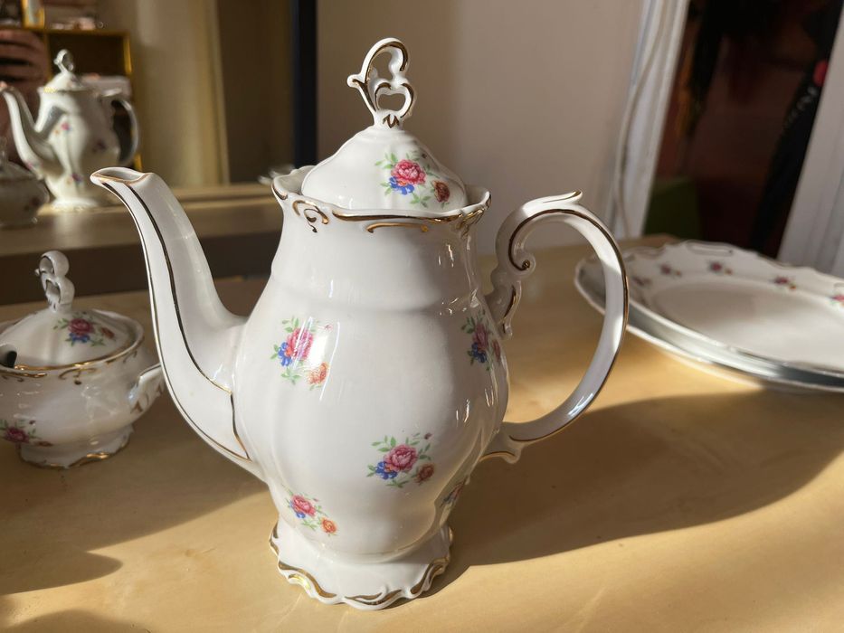 Set masă porțelan 53 piese (1982), stare excelentă, folosit ocazional.