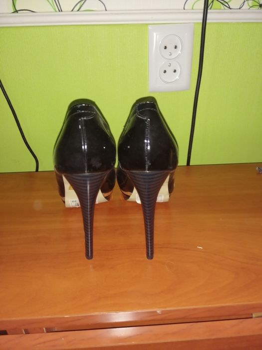 Туфли лаковые новые.