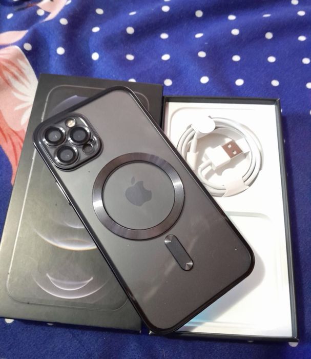 Vând iPhone 12 Pro folosit, culoare neagră, cu stocare de 256GB