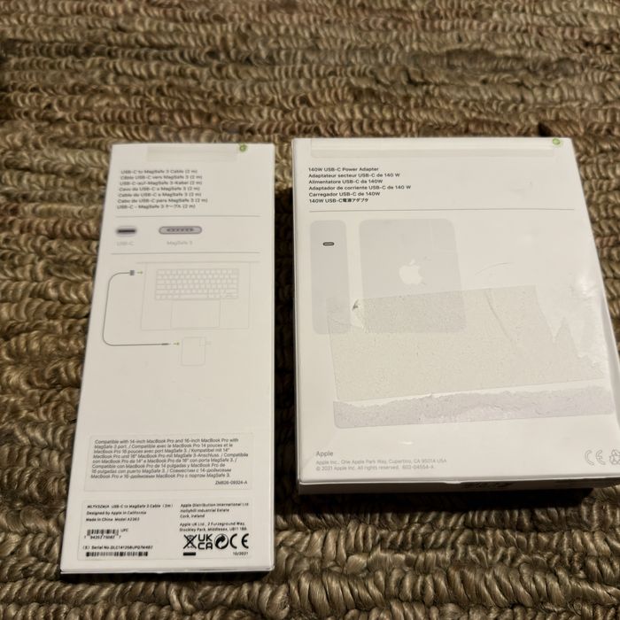 Vand kit Apple Incarcator 140W si cablu Magsafe 3 original si sigilat.
