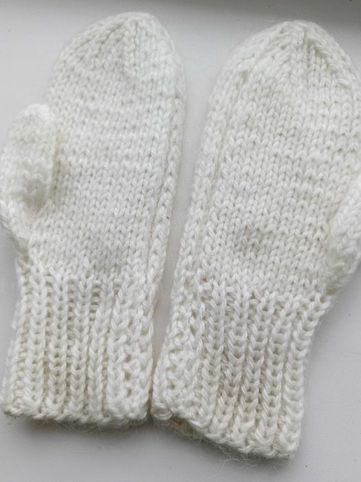 Продаются женские варежки