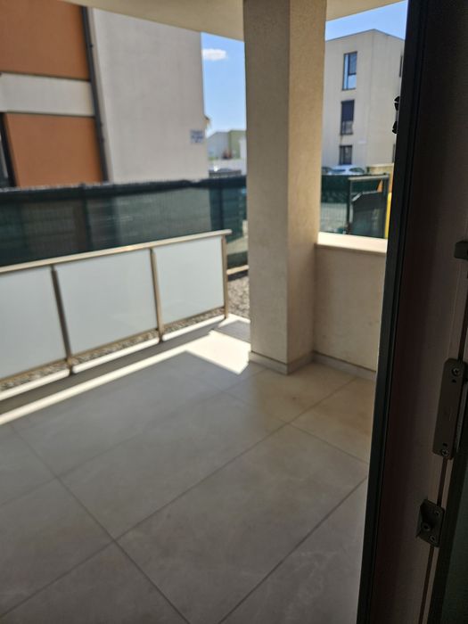 Închiriez apartament 3 camere cu terasa și curte