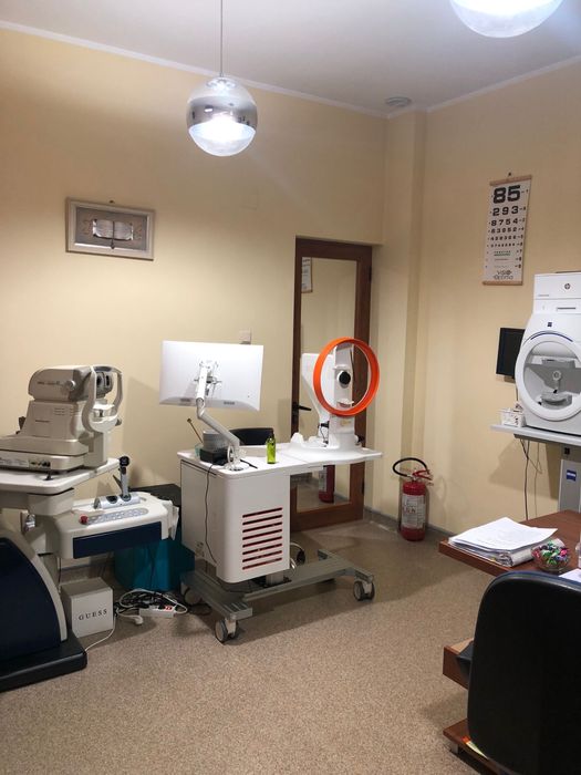 Ocazie!Trei camere decomandate pentru cabinete medicale zona banci.