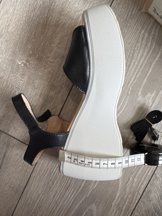 Черни сандали на бяла платформа