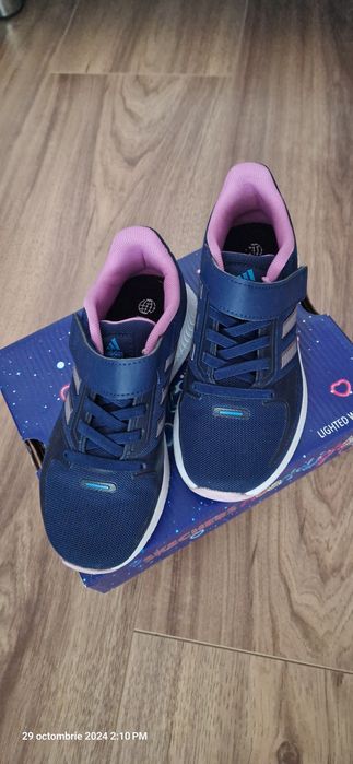 Adidasi Adidas noi