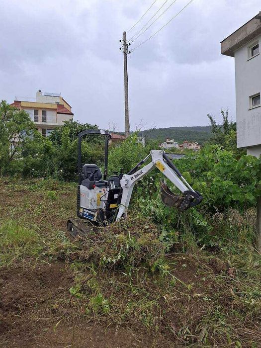 Компактен Мини Багер БОБКАТ 1.2 тона за извършване на услуги