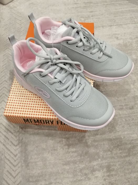 Продам кроссовки и туфли на девочку.