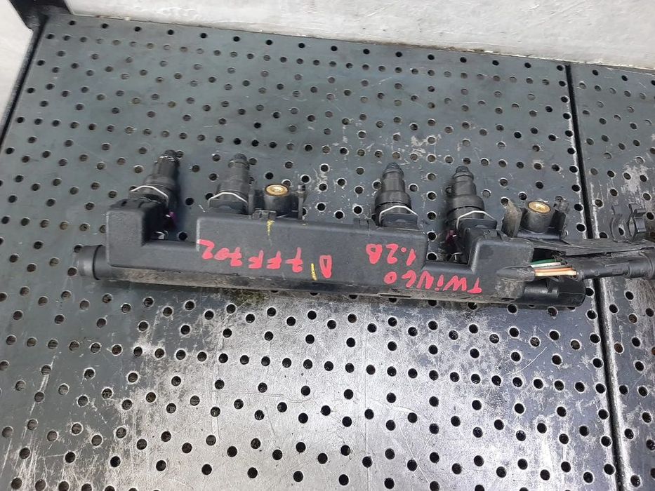 rampa cu injectoare 1.2 b d7ff702   renault twingo clio 1 clio 2  7700114546