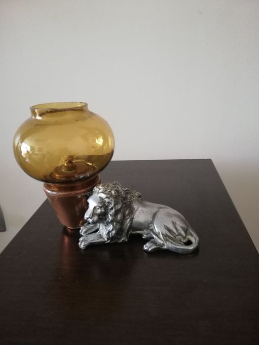Красива старинна лампа със статуетка на лъв.