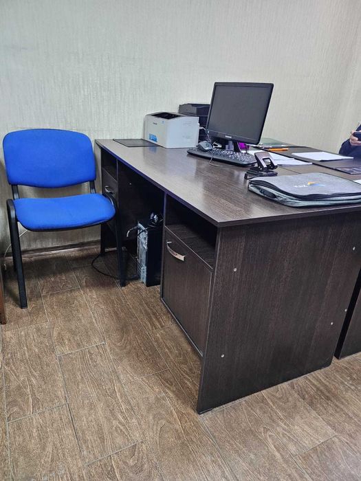 офисная мебель (столы, шкафы, стулья)