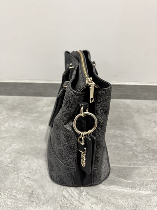Черна чанта на Guess