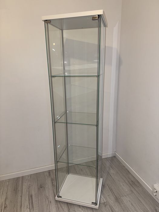 Vitrină elegantă din sticlă