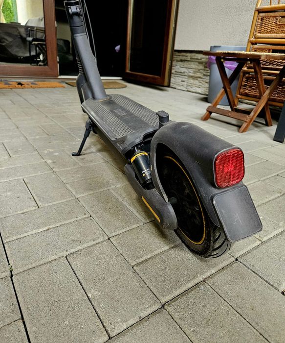 Trotinetă electrică Ninebot KickScooter Max G2 – stare foarte bună