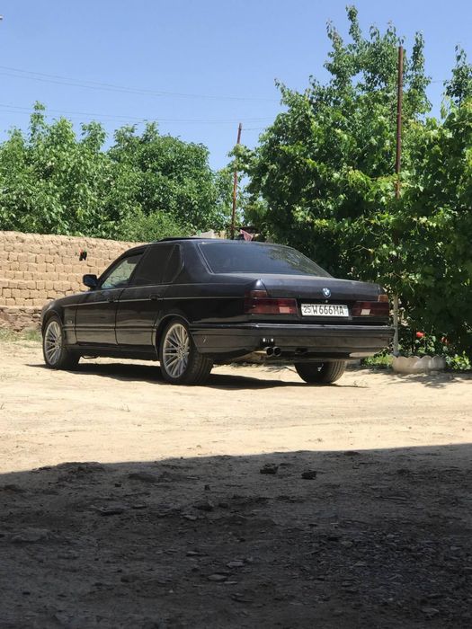 BMW E32 735i sotiladi