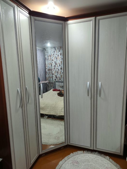 Продам спальный гарнитур (2 угловых шкафа и кровать)