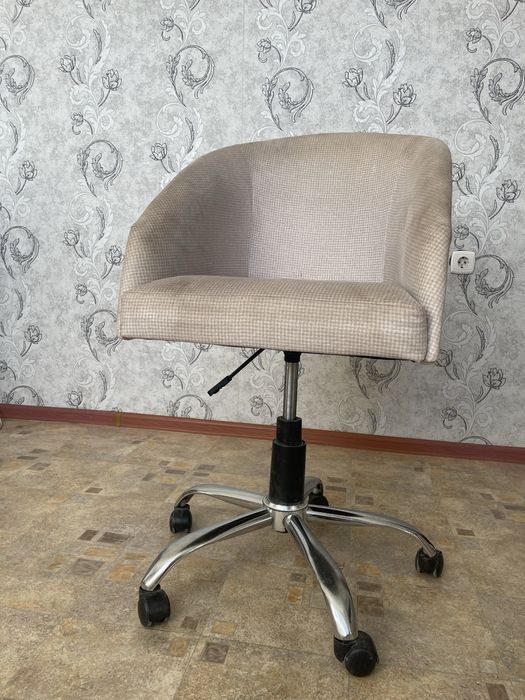 Парикмахерский стол и кресло