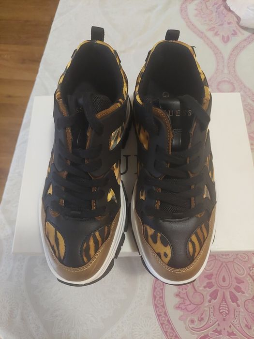 Guess оригинални сникърси.