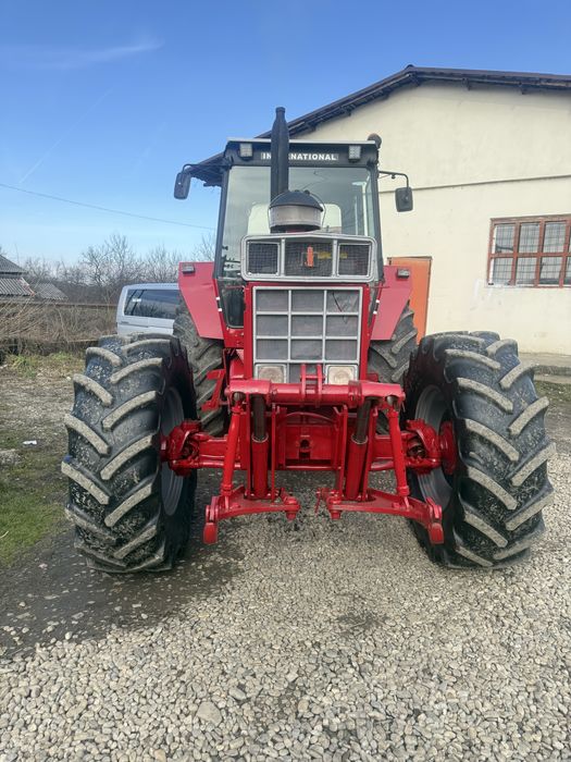 Vand sau schimb tractor International 1455
