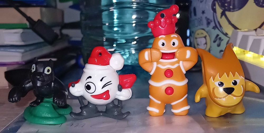 Комплект фигурки- 26(бр)+4 пластмасови