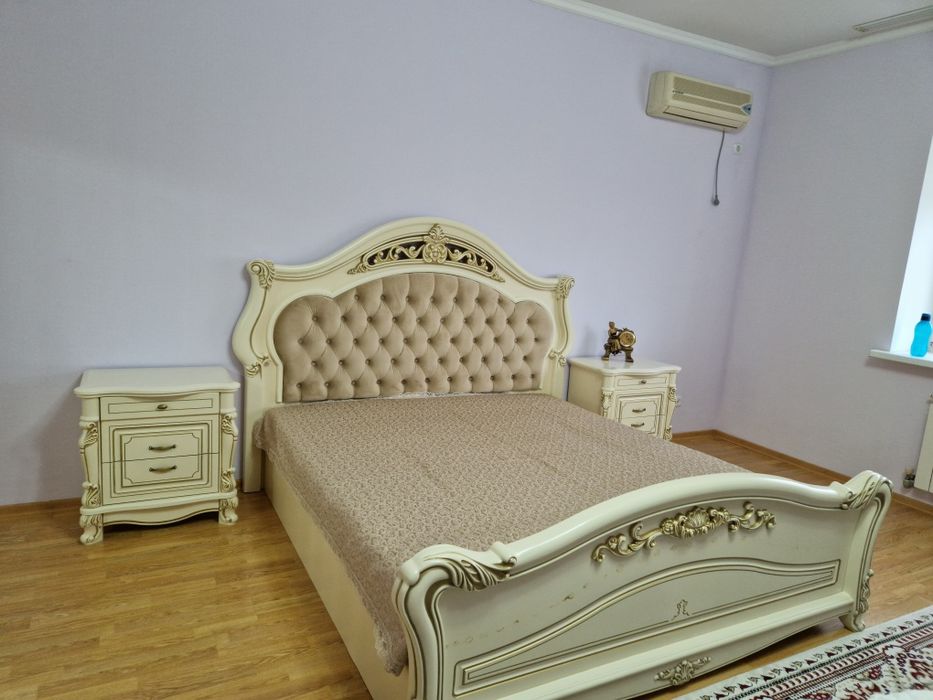 Кровать с двумя тумбами и комод