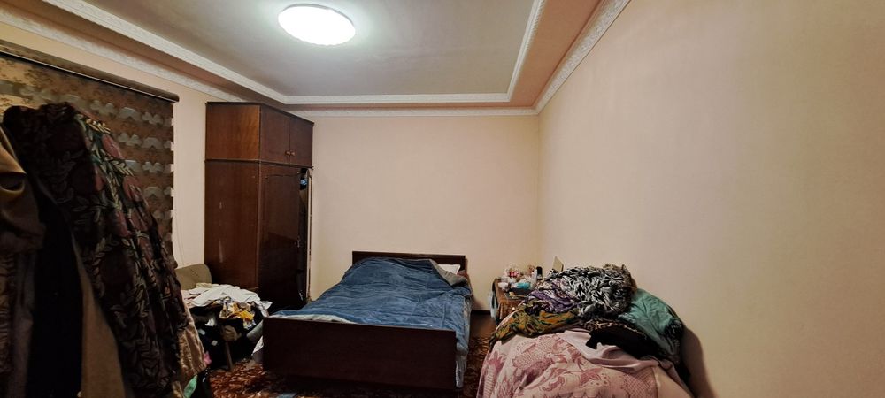 Yunusobod bodomzorda 3,2sotix 8xonali uy srochni sotiladi.Yer narxida.