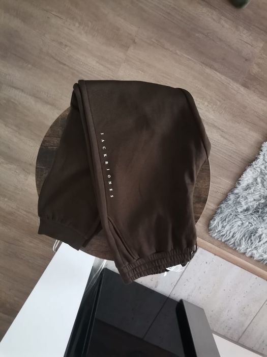 Vând pantaloni sport pt bărbați