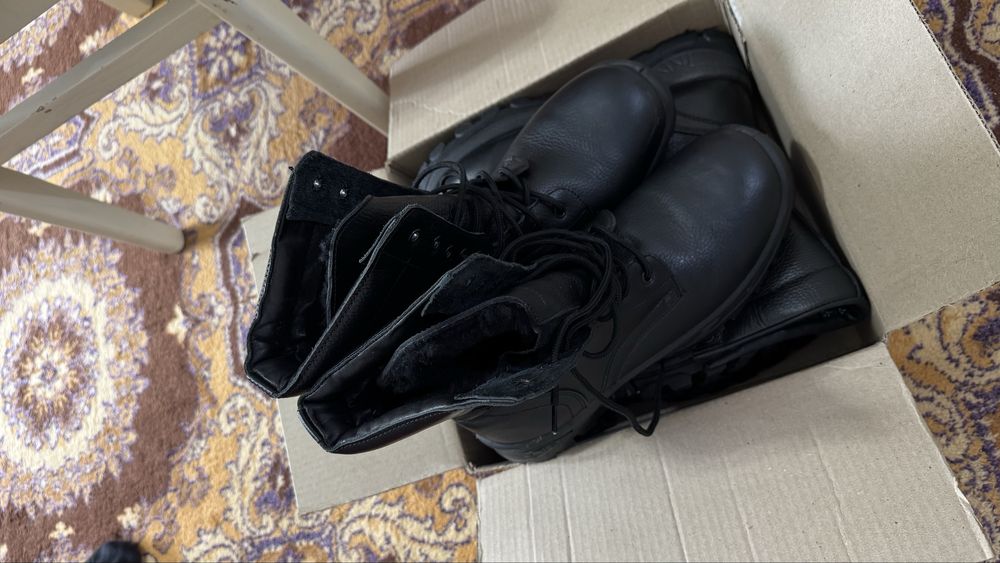 Продам бушлат и берцы