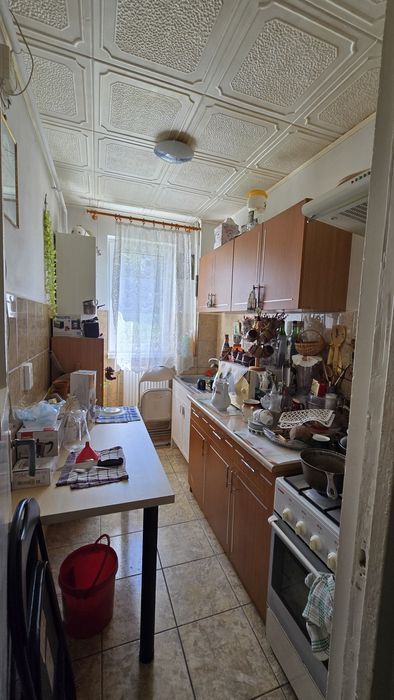 Vand apartament 3 camere etaj 1 semidecomandat