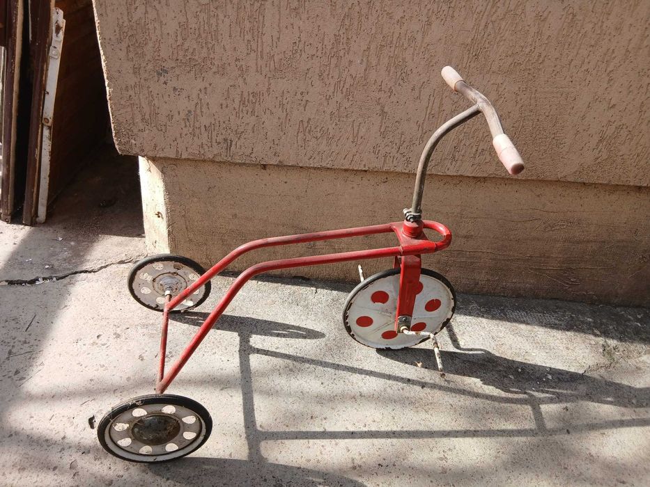 Tricicleta veche romaneasca